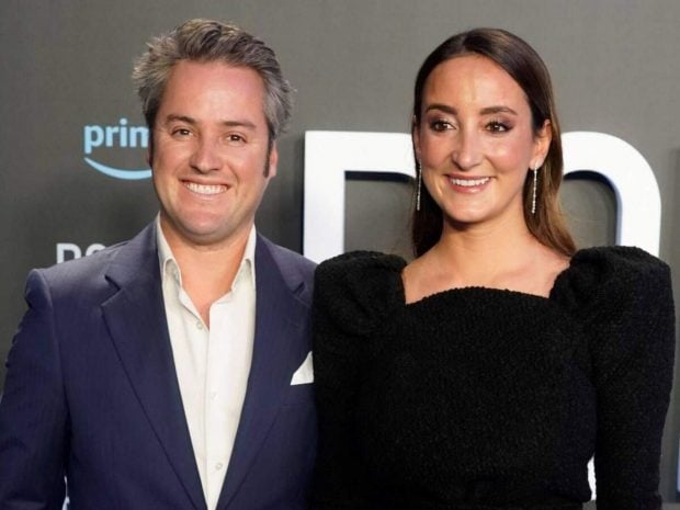 Luc&iacute;a Pombo posando con su marido