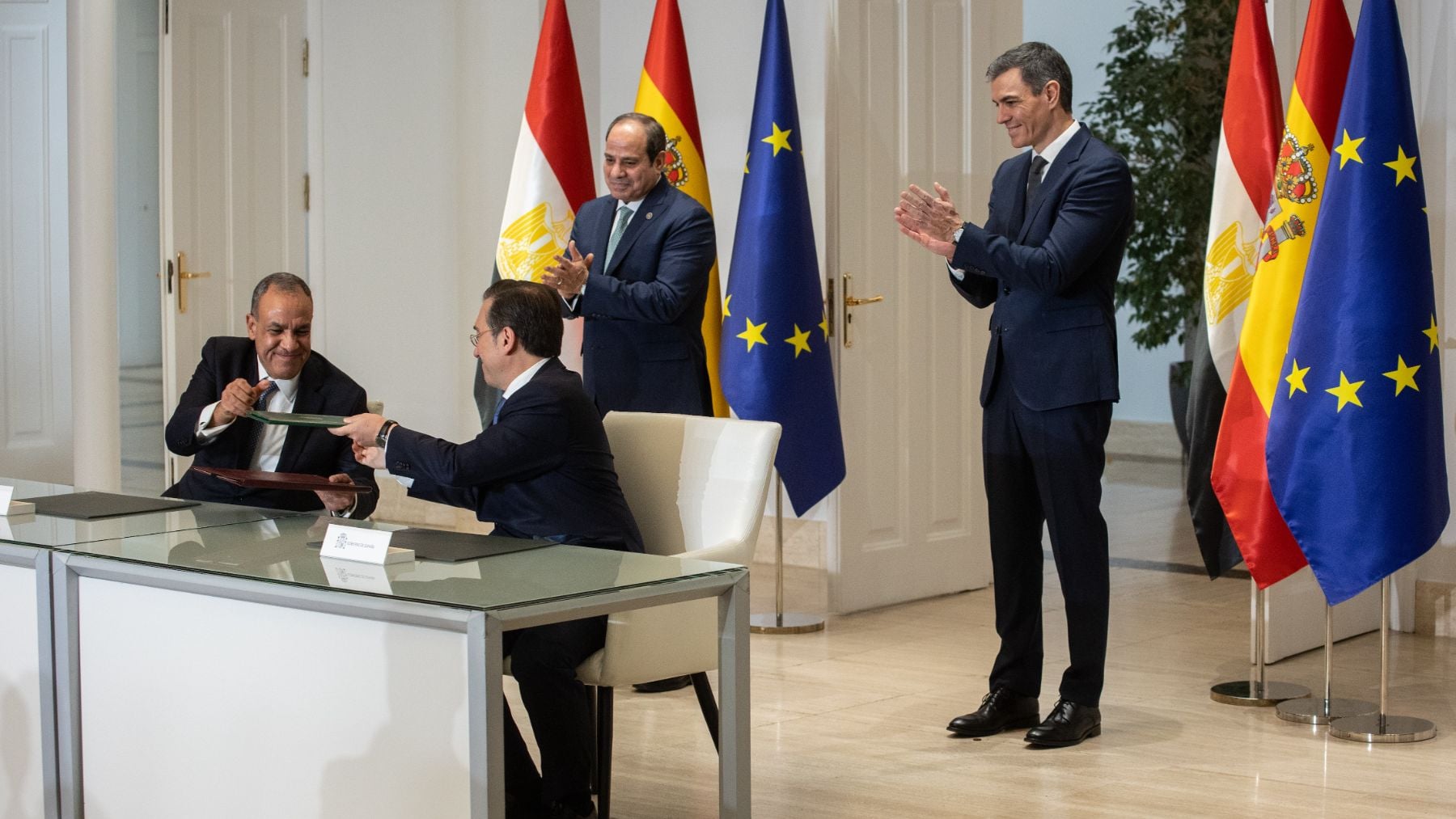 Sánchez y Albares con el ministro de Exteriores de Egipto. (EP)