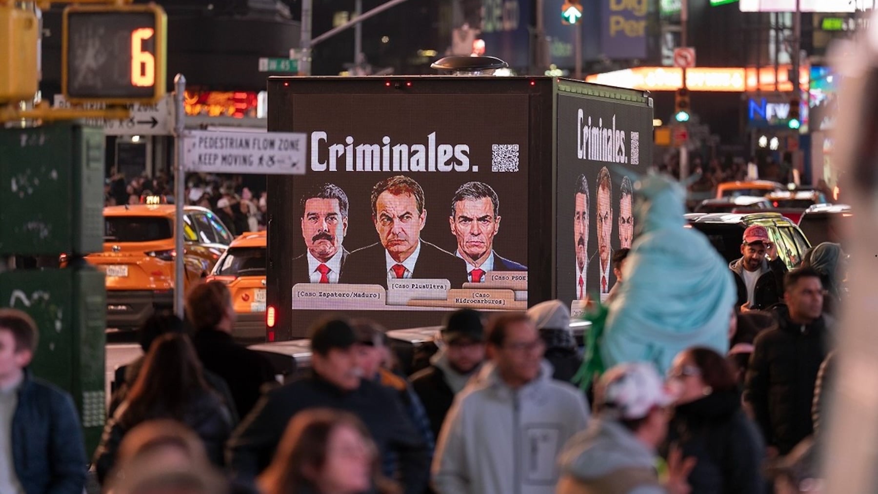 Los rostros de Sánchez y Zapatero se exhiben como criminales en Nueva York junto a la cara de Maduro