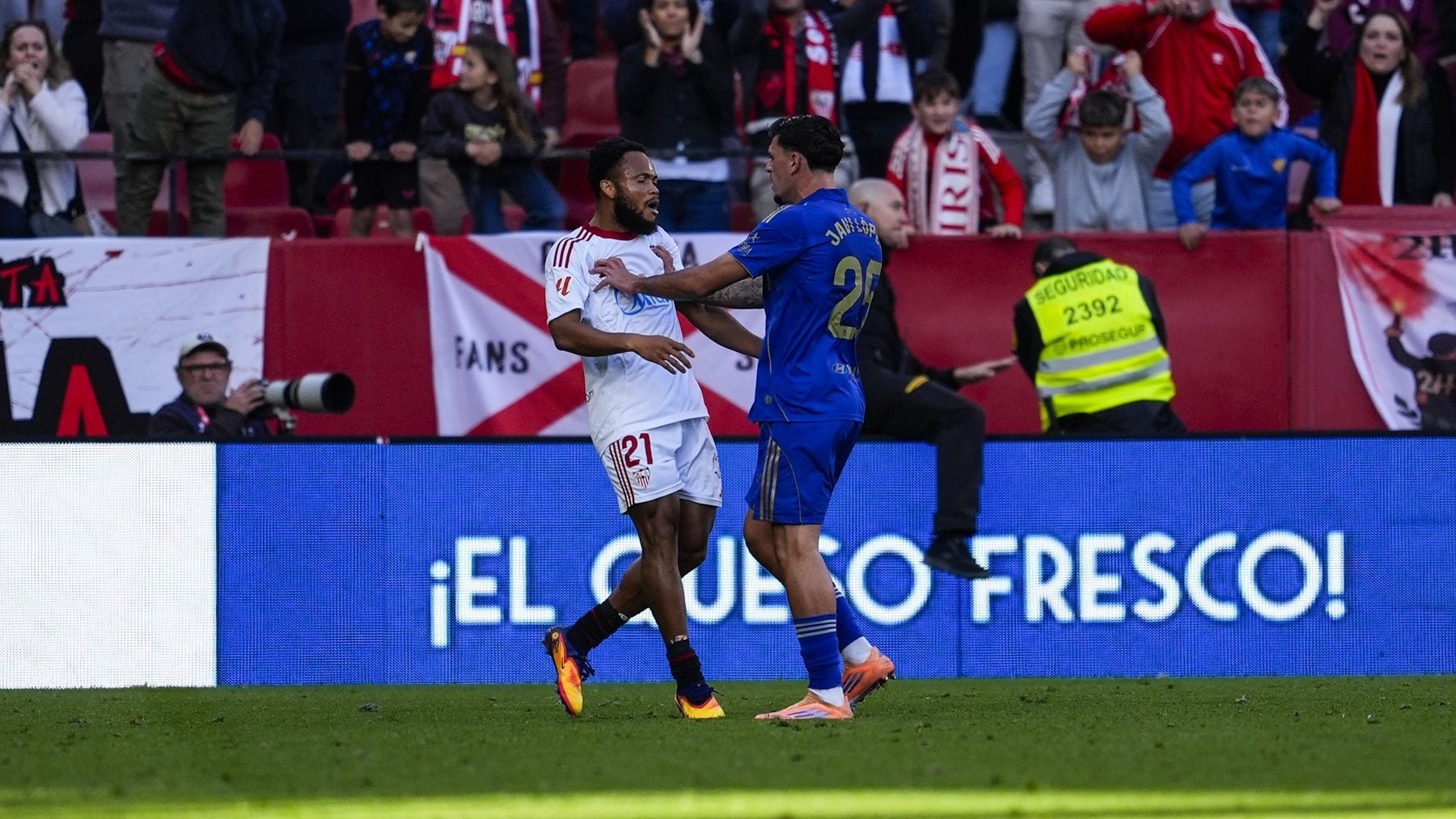 Máxima tensión en Sevilla: encapuchados amenazan a los jugadores tras perder en Oviedo