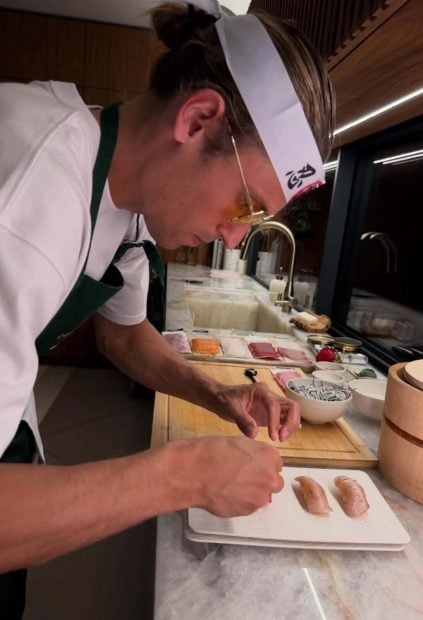 Marcos Llorente cocinando sushi