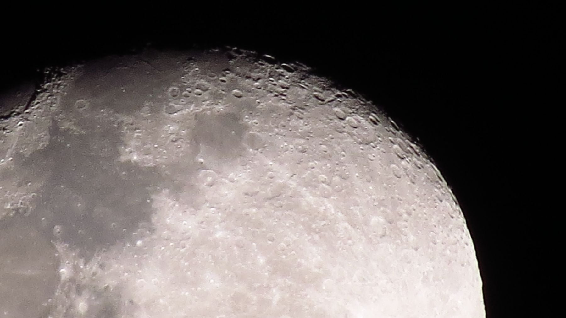 El hombre llega al punto más lejano desde la Tierra: Artemis II supera el récord de distancia del Apolo 13