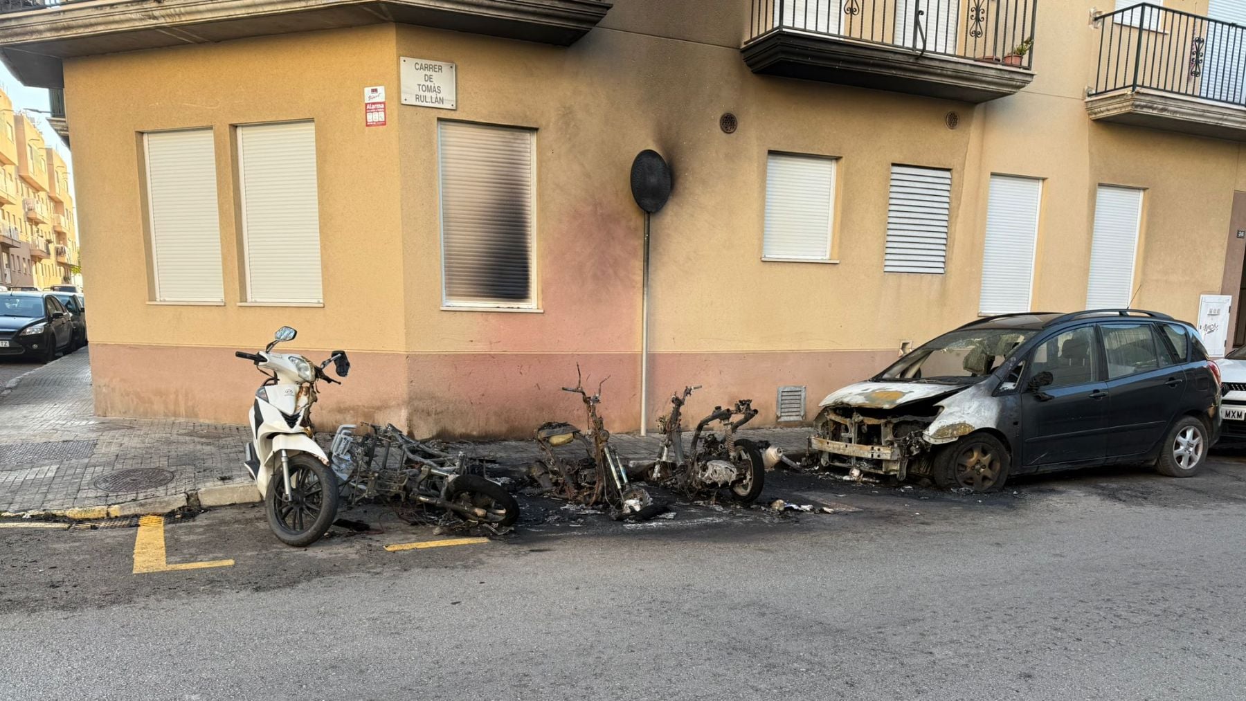 Alarma en Palma por un voraz incendio de madrugada: calcina cuatro motos, un coche y alcanza una fachada