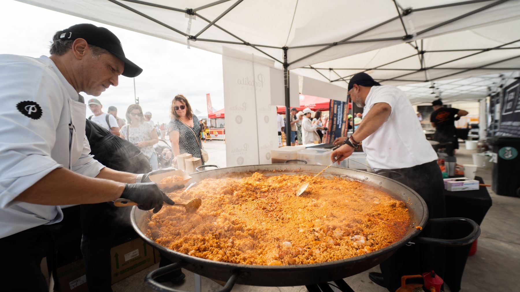 Los chefs valencianos coinciden: para hacer la paella no hay que echar agua al arroz
