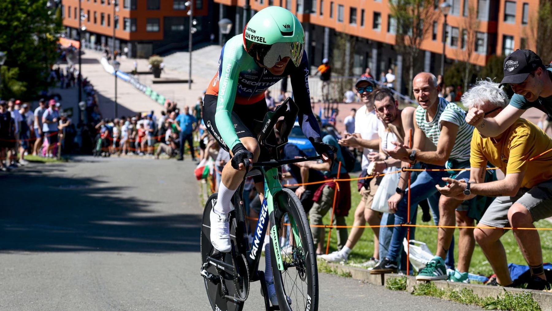 Seixas vuela en la contrarreloj inicial de la Vuelta al País Vasco y sorprende a Del Toro y Ayuso