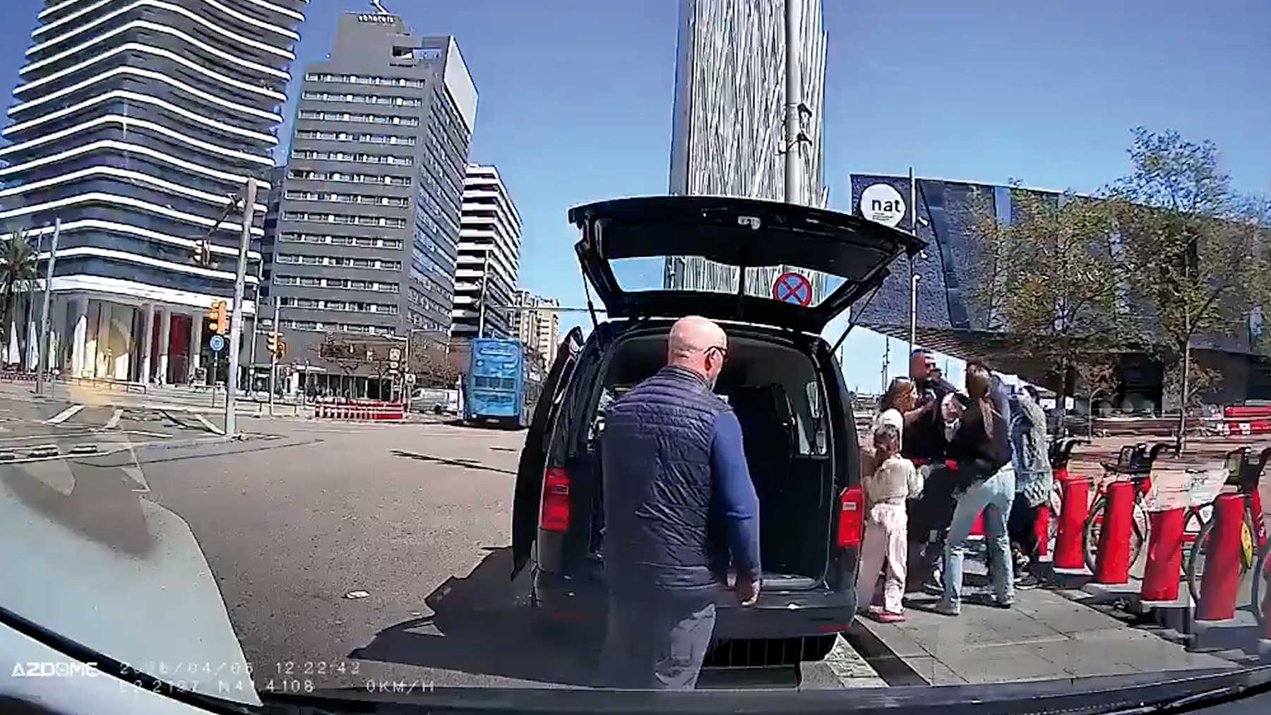 El violento robo a una familia de turistas en Barcelona: buscan a dos ladrones magrebíes por este asalto