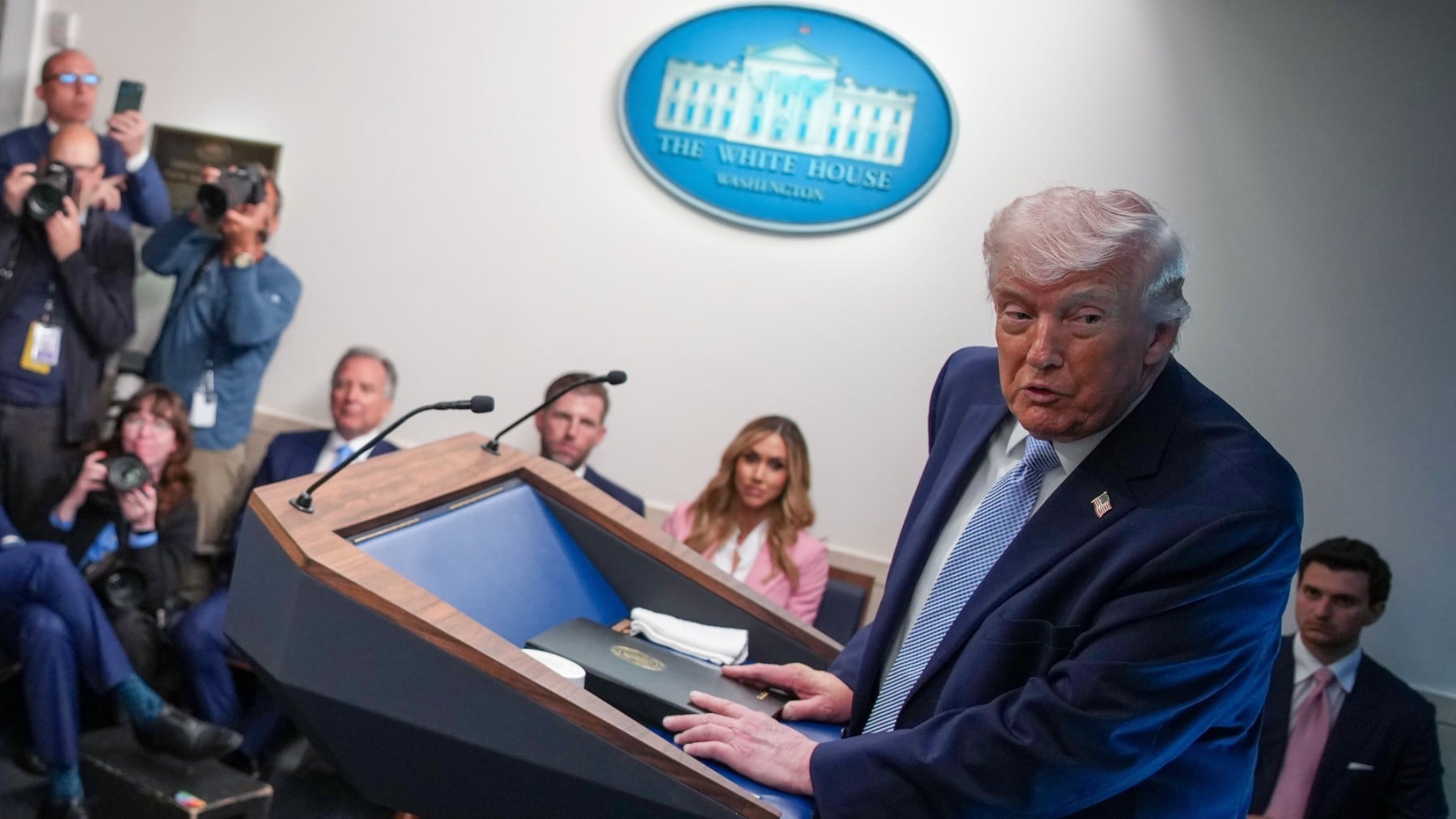 Trump bromea con presentarse a presidente de Venezuela: Cuando termine con la guerra de Irán puedo ir allí