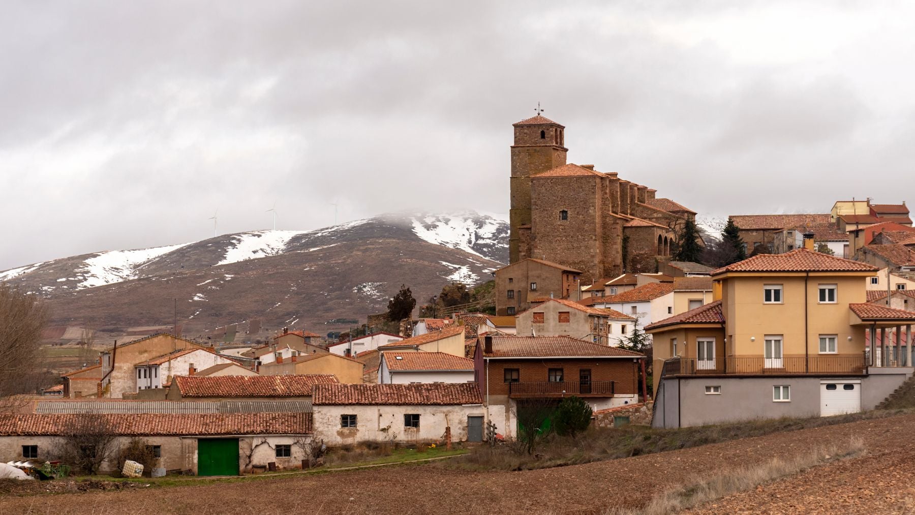 Este pueblo de España regala casa y trabajo: busca gente ya para vivir entre montañas