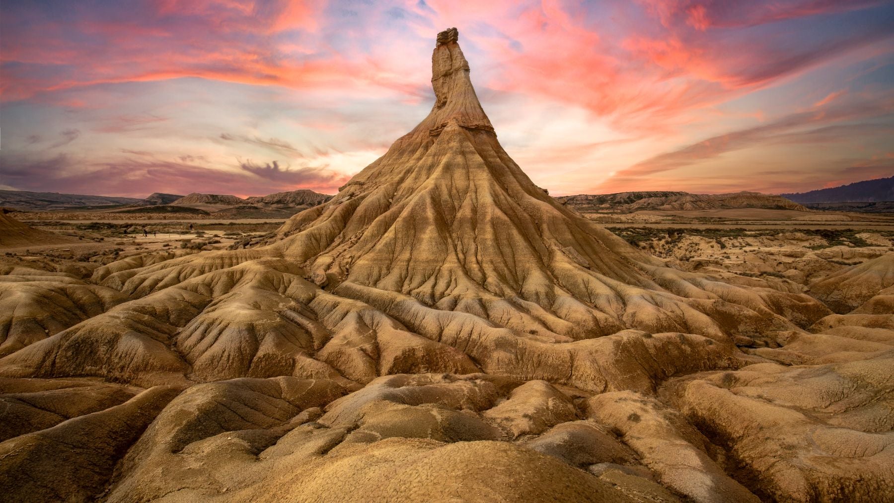 Nuestros parques albergan paisajes tan espectaculares como esta curiosa formación geológica de las Bardenas Reales (Navarra).