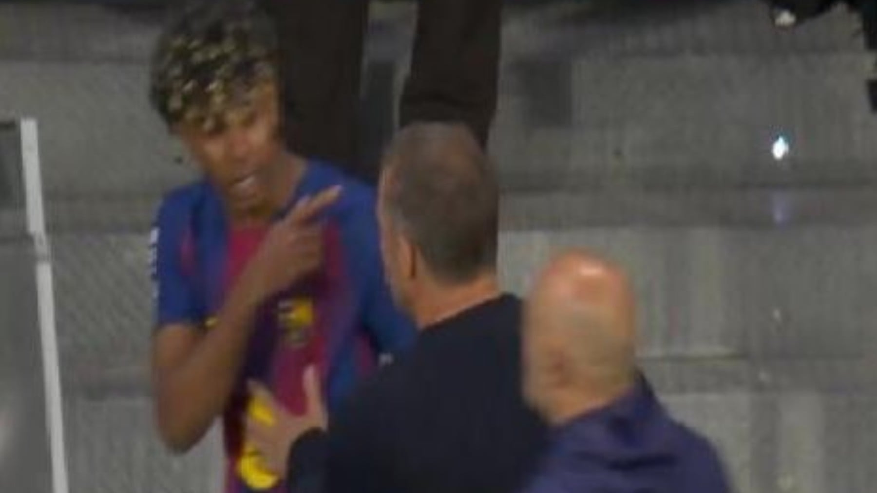 Lamine Yamal y el sorprendente miembro del staff del Barça con el que se enfadó en el Metropolitano