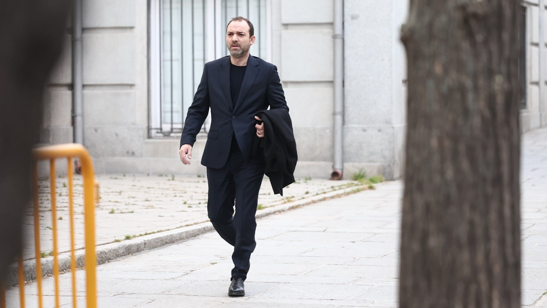 El hijo de Ábalos llegó por los pelos al juicio tras estar parado su tren hora y cuarto en Cuenca