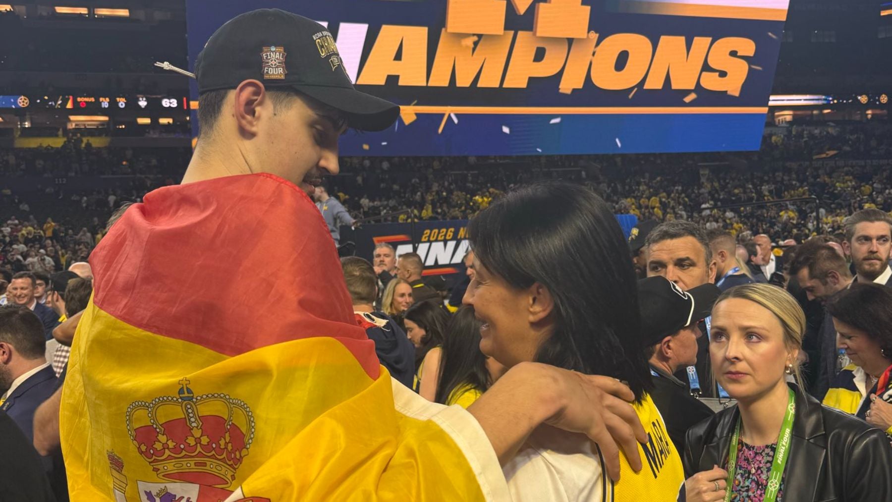 Imposible no emocionarse: Aday abraza a sus padres y luce la bandera de España tras ganar la NCAA