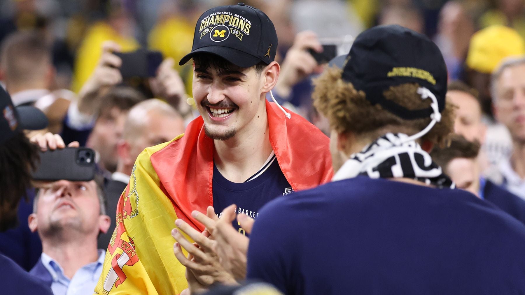Aday Mara con la bandera de España. (Getty)