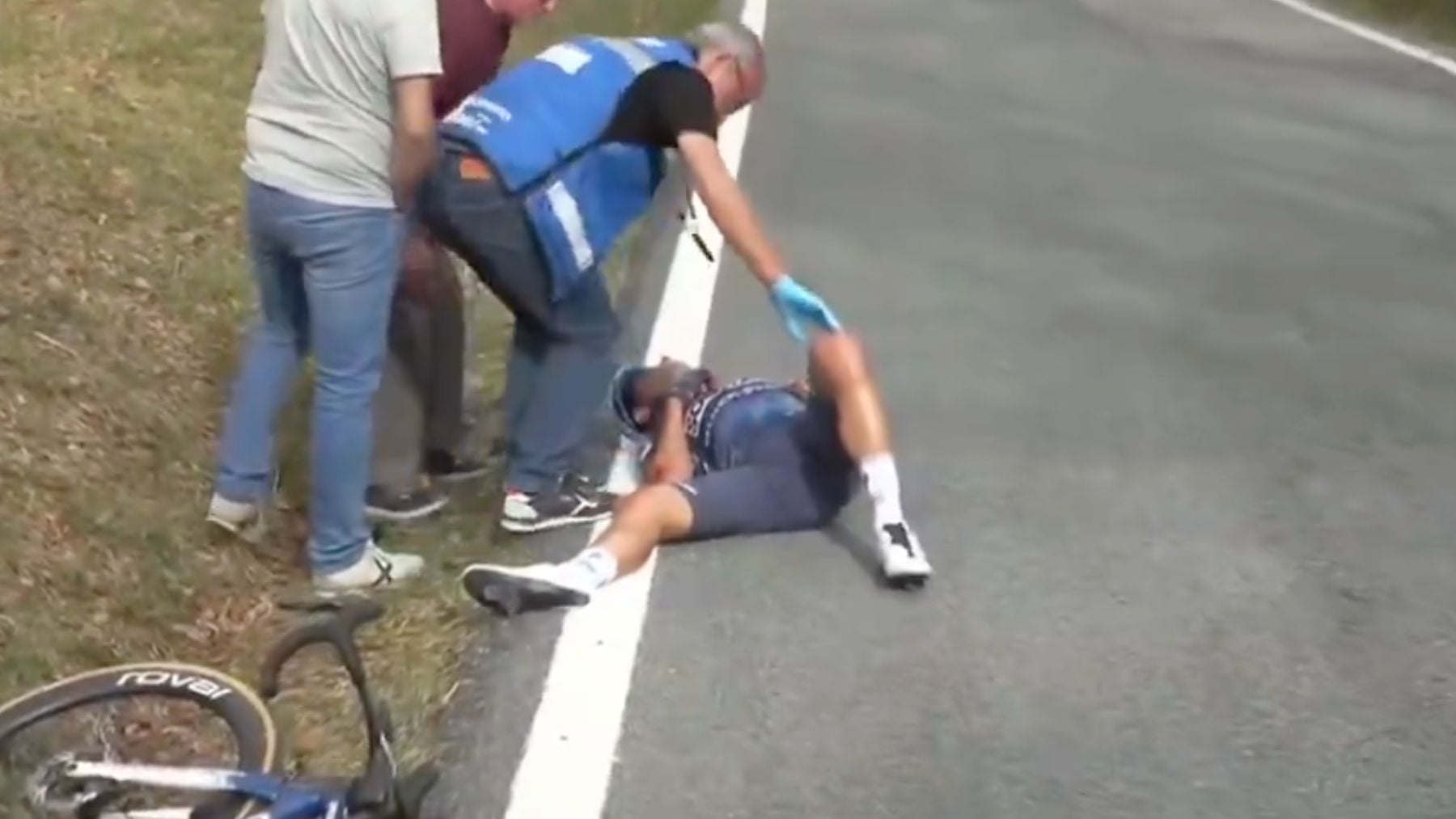 Mikel Landa, en el suelo tras caerse en la Vuelta al País Vasco. (Eurosport)