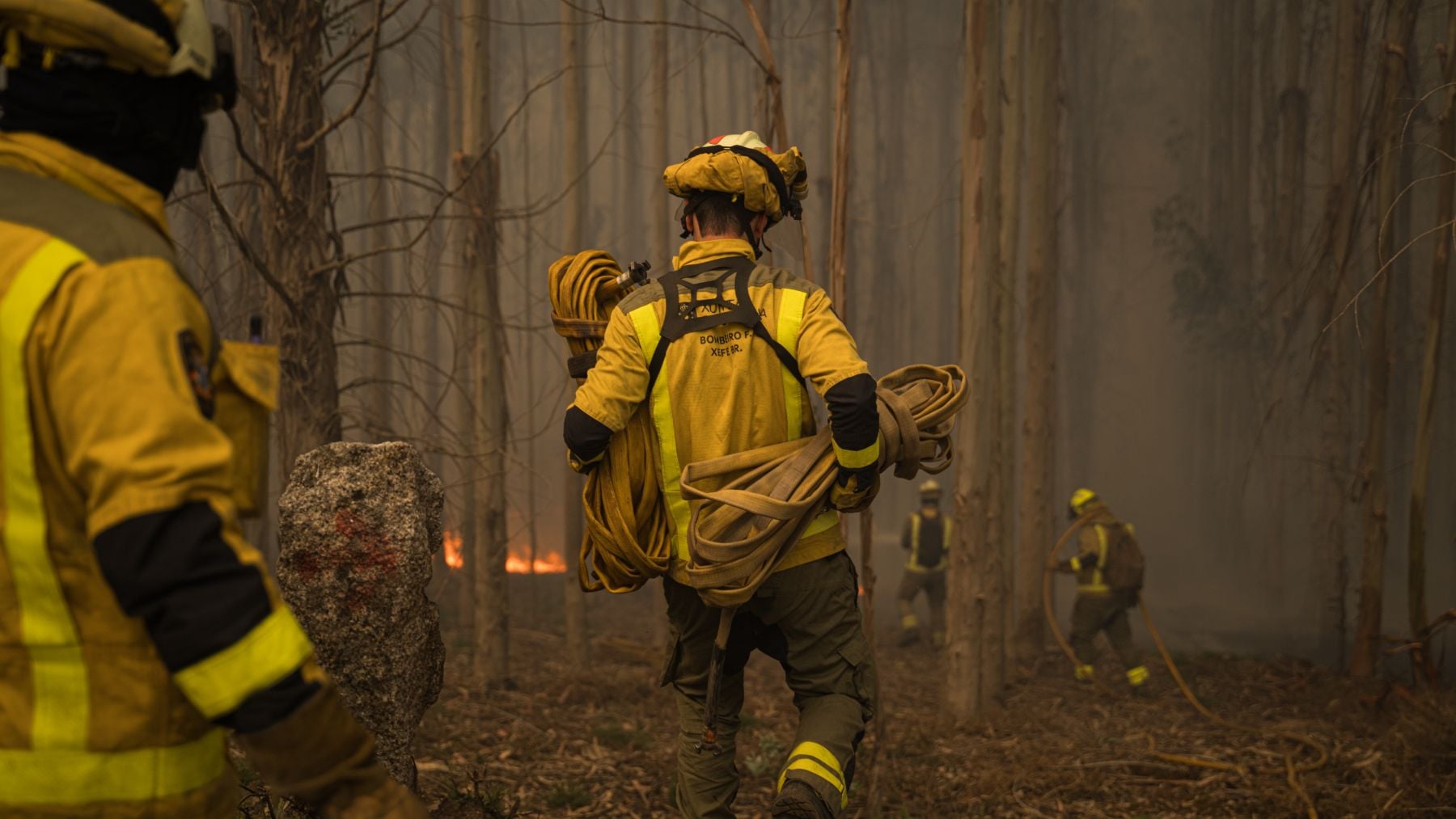 Bomberos trabajan en la extinción del incendio forestal en el monte Galleiro, ayer 6 de abril de 2026, en Ribadetea, Ponteareas, Pontevedra. (Foto: Europa Press).