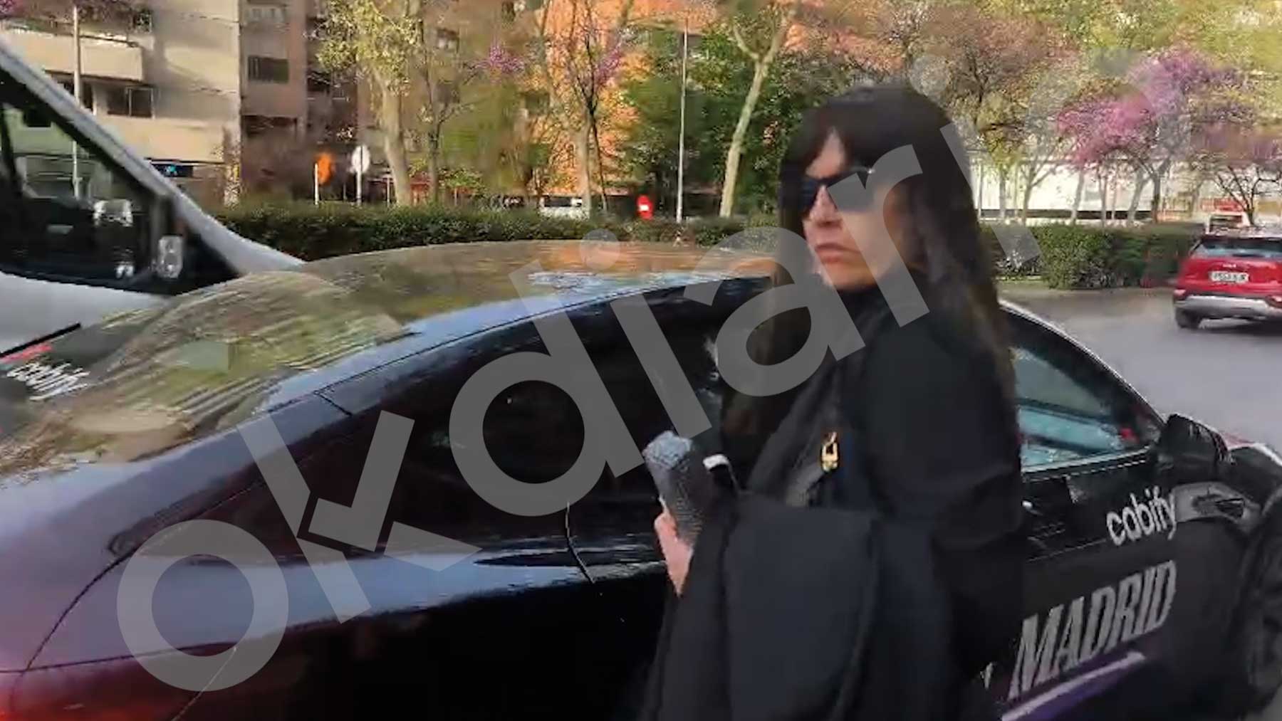 Las imágenes en exclusiva de Jésica saliendo de su domicilio para sentarse frente a Ábalos en el juicio