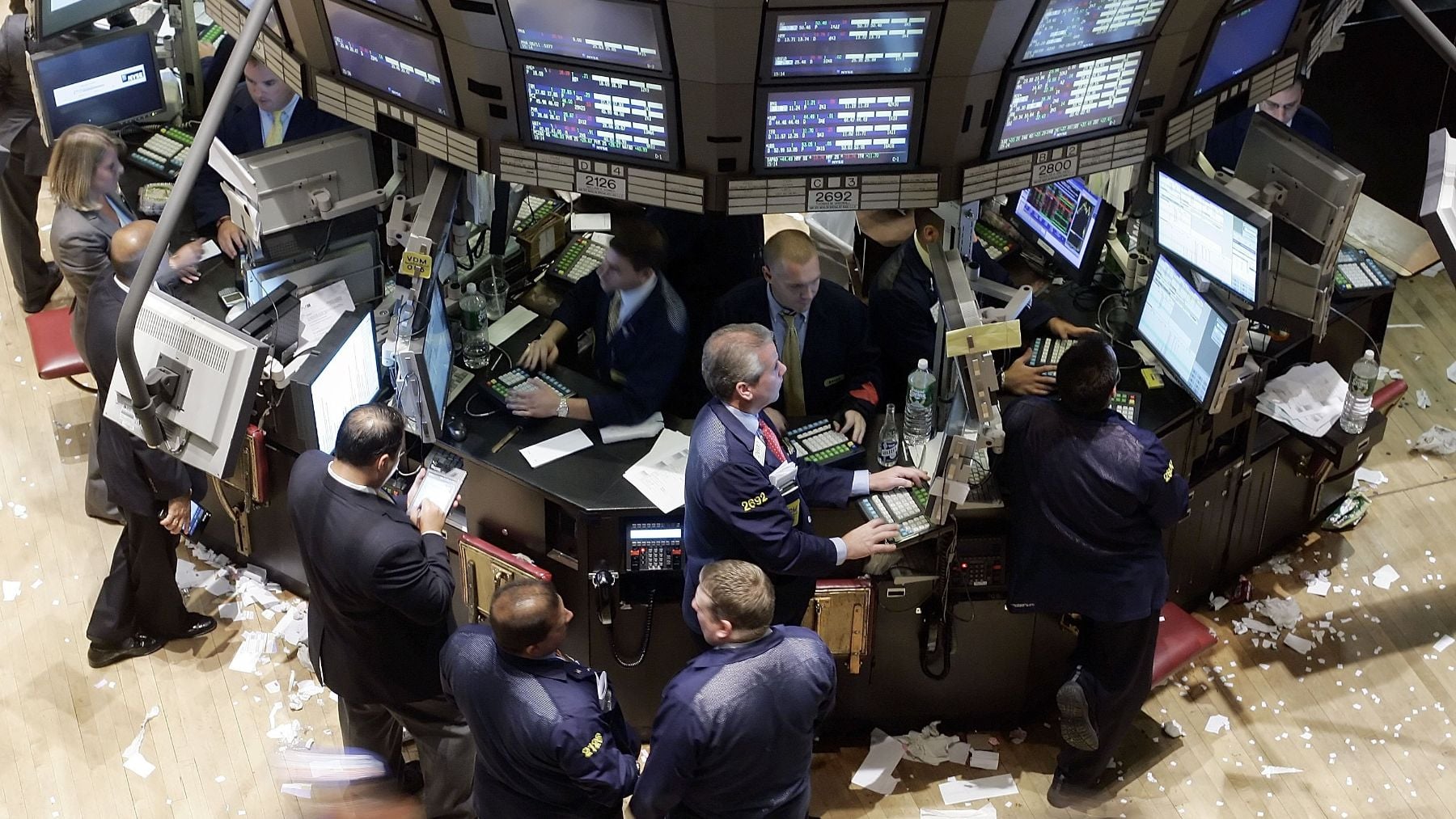 El precio del petróleo cae por debajo de los 100 dólares el barril tras el anuncio de un alto el fuego de Trump