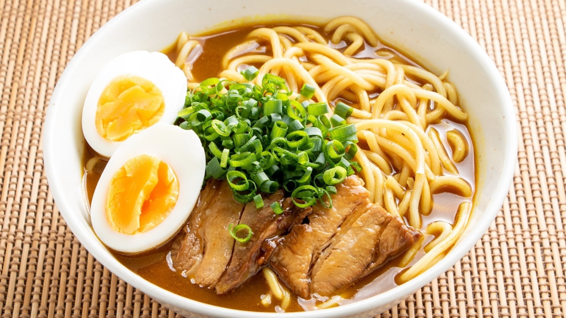 Los chefs coinciden: la razón por la que nunca debes poner los huevos cocidos calientes en agua fría