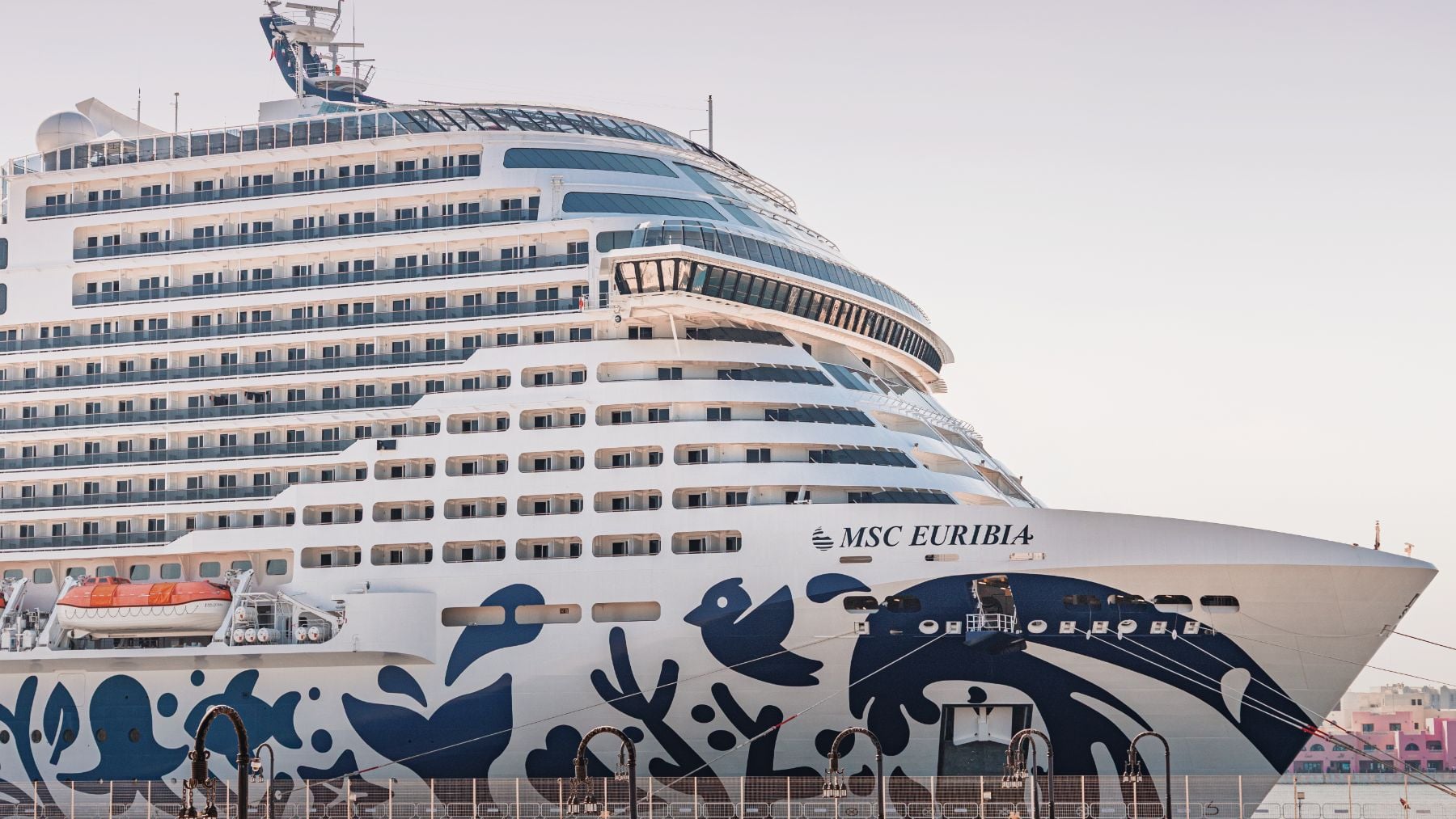 El crucero MSC Euribia exhibe el diseño de su casco que representa la vida marina y el compromiso con el medio ambiente.