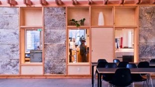 Puerta de interior fabricada con micelio de hongo y fibras vegetales como alternativa a la madera convencional. (Rebound)