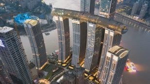 Rascacielos The Crystal por Safdie Architects, en China. Foto: Shao Feng