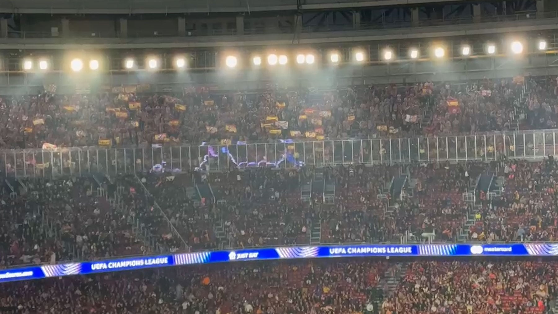 La afición del Atlético inunda el Camp Nou de banderas españolas y canta «viva España»