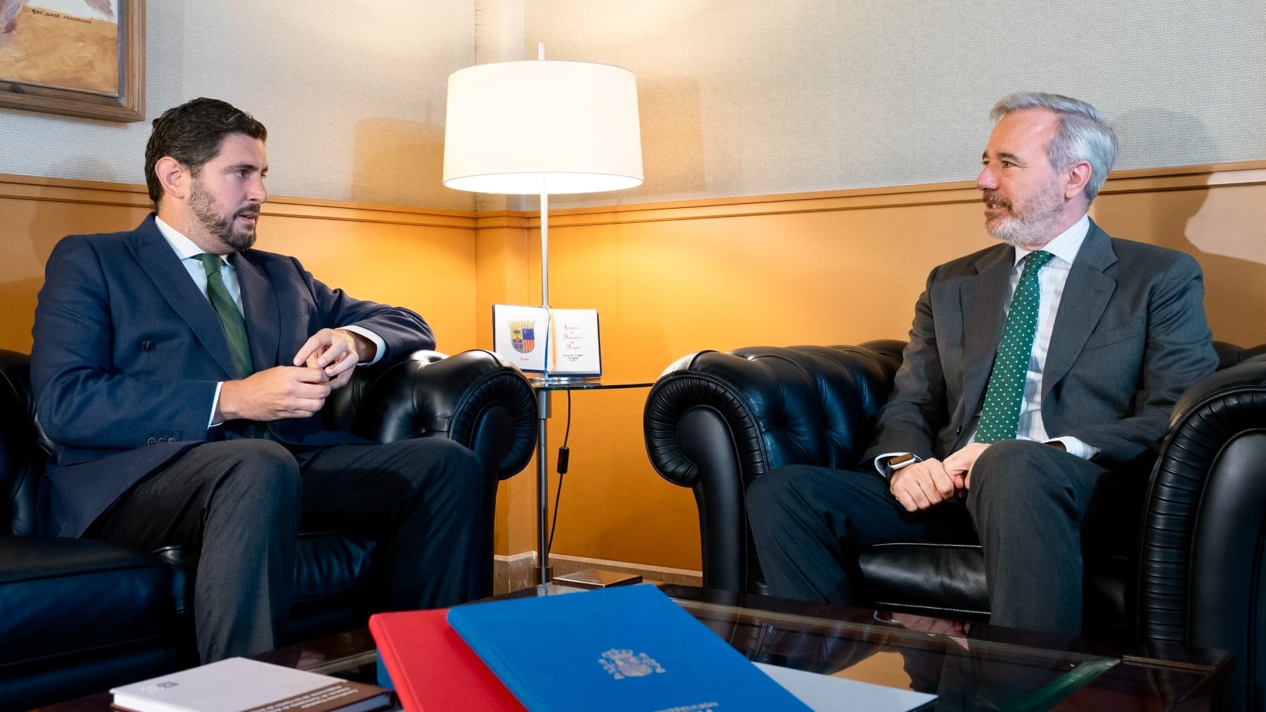 PP y Vox negocian cientos de medidas en Aragón con voluntad de acuerdo para investir a Azcón