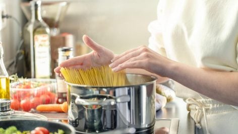 Una persona cociendo pasta. Foto: Freepik