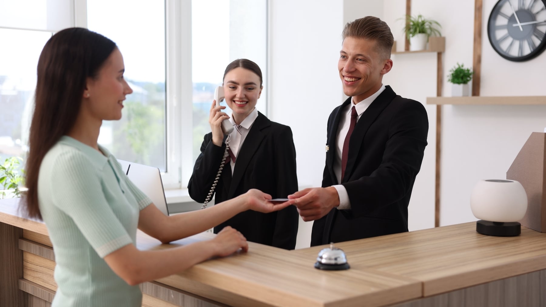 Cuidado al dar tu DNI en un hotel: lo que debes decir para salvarte de cualquier sorpresa, según una experta