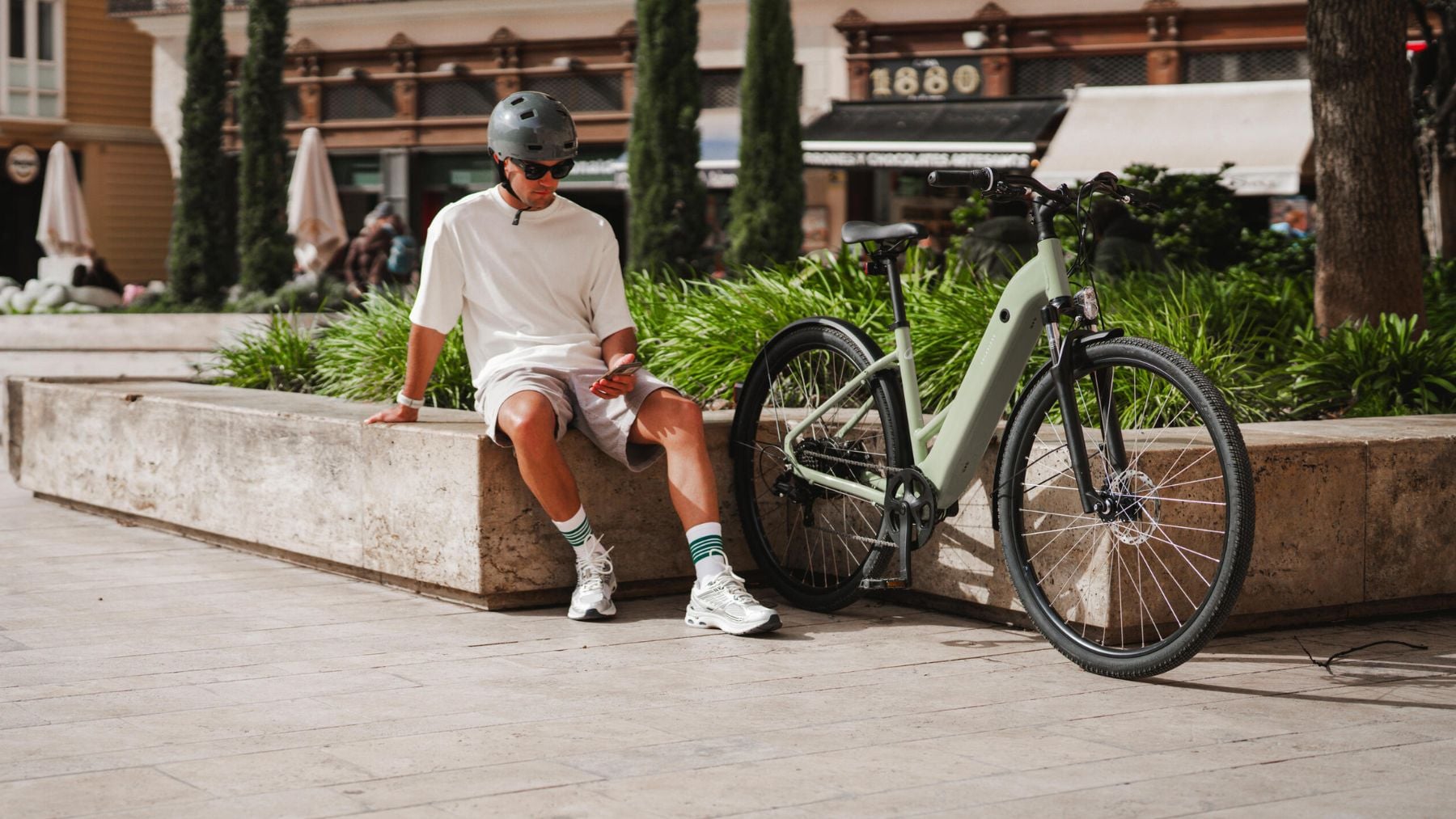 Colas en Decathlon por la bicicleta urbana con motor de rueda de 36 V y hasta 70 km de autonomía en modo eco
