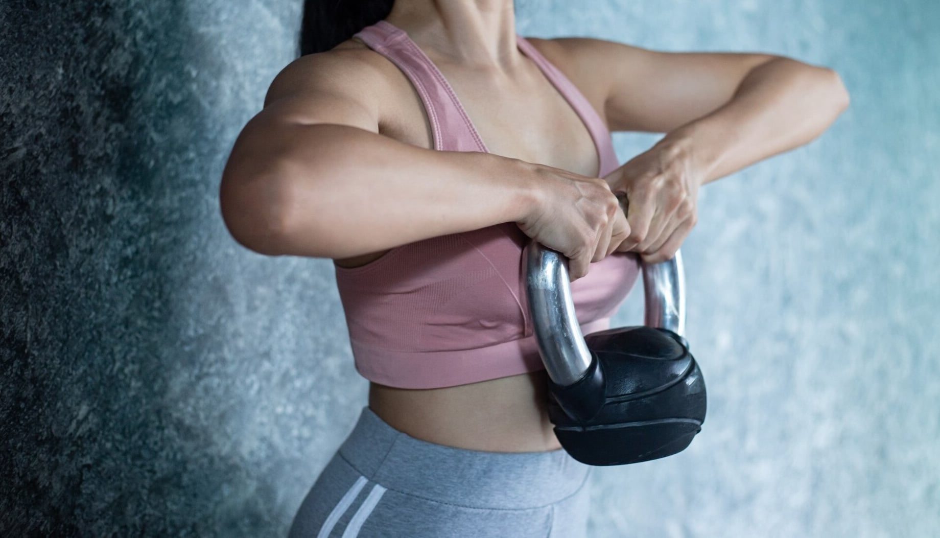 Los ejercicios que puedes hacer en casa si quieres acabar con los michelines de la espalda de forma fácil: lo dice una entrenadora