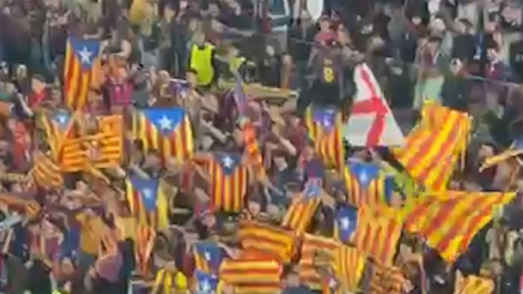 Aquelarre independentista en la Champions: la afición del Barcelona llena el Camp Nou de esteladas