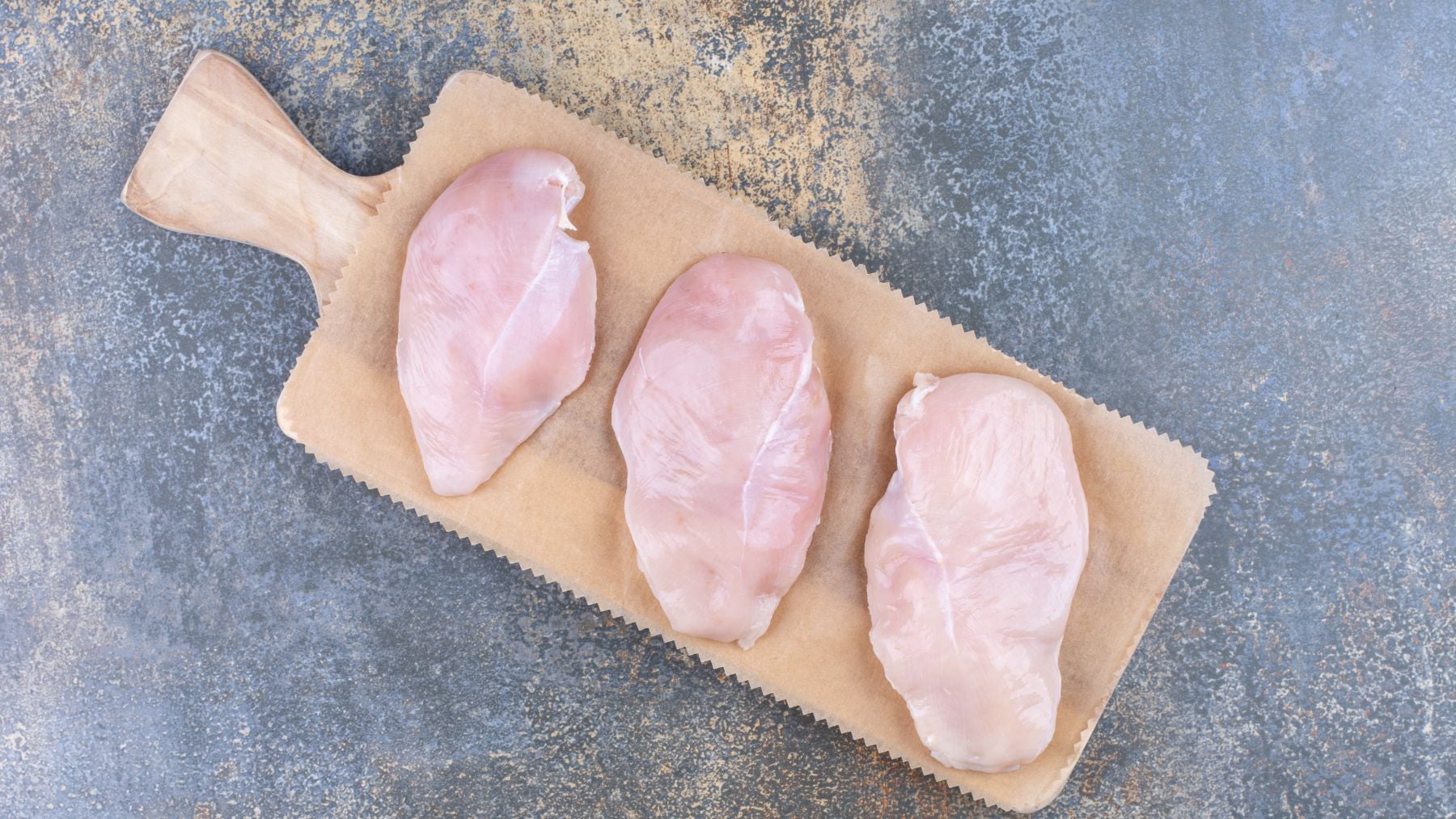 Los chefs coinciden: por qué todos ponen vinagre en la sartén para freír pechuga de pollo y para qué sirve