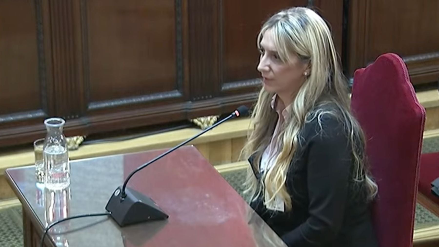 La ex Miss Asturias dice que se levantaba a las 4 de la mañana a trabajar, pero que no tenía ordenador y leía libros