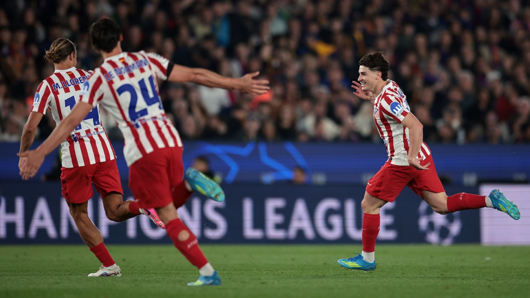 Julián Álvarez celebra su golazo de falta. (Getty)
