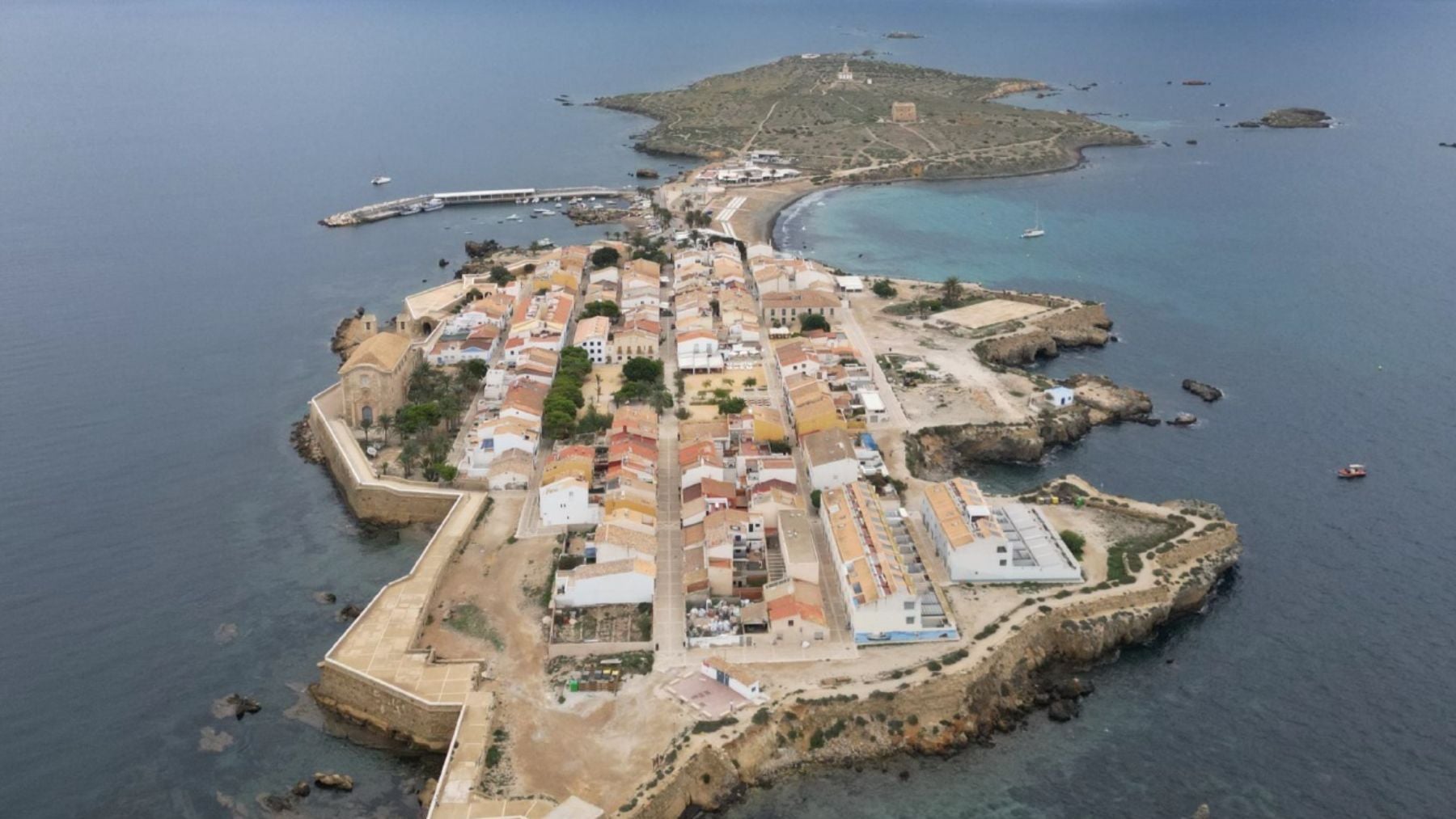 Tabarca: la isla de 60 habitantes que recibe 150.000 turistas en verano y quiere desligarse de Alicante