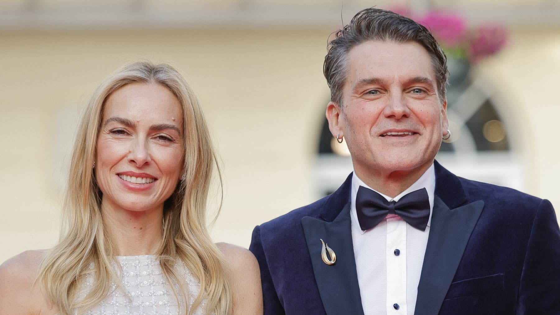 Así es la casa de Kira Miró y Salva Reina en el centro de Madrid: salón luminoso, chimenea moderna y obras de arte