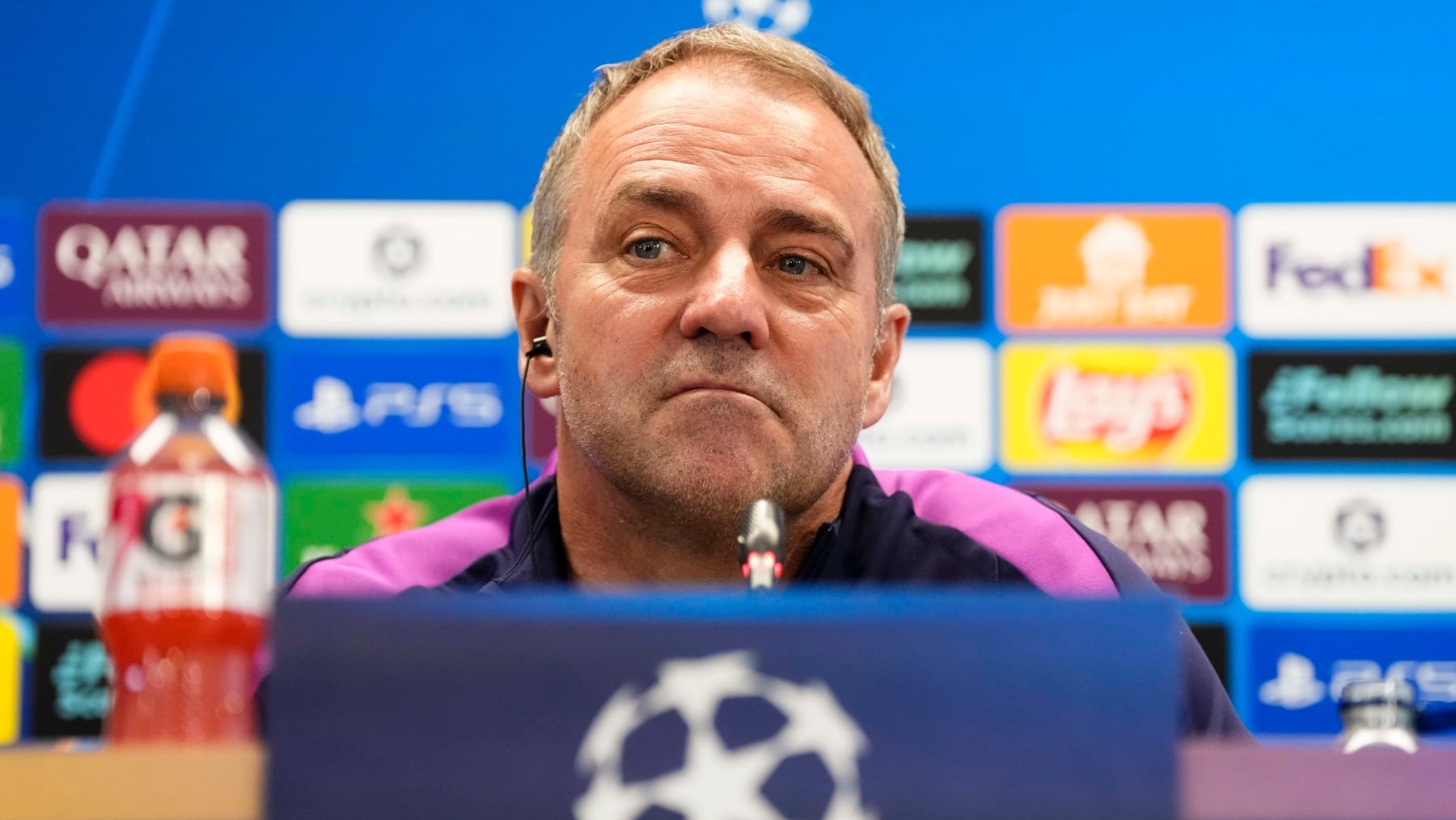 Flick vuelve a incumplir su palabra y raja otra vez de los árbitros