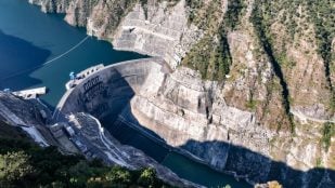 Una fotografía tomada con un dron en 2022 muestra una central hidroeléctrica en la base de energía de la cuenca del río Yalong en la provincia de Sichuan, en el suroeste de China. (Foto: Compañía de desarrollo hidroeléctrico del río Yalong, Ltd./ Xinhua)