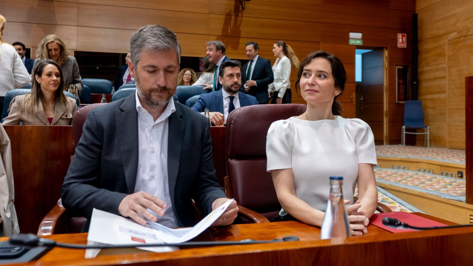 Ayuso recurre el decreto del Gobierno que devuelve la atención sanitaria a los inmigrantes ilegales