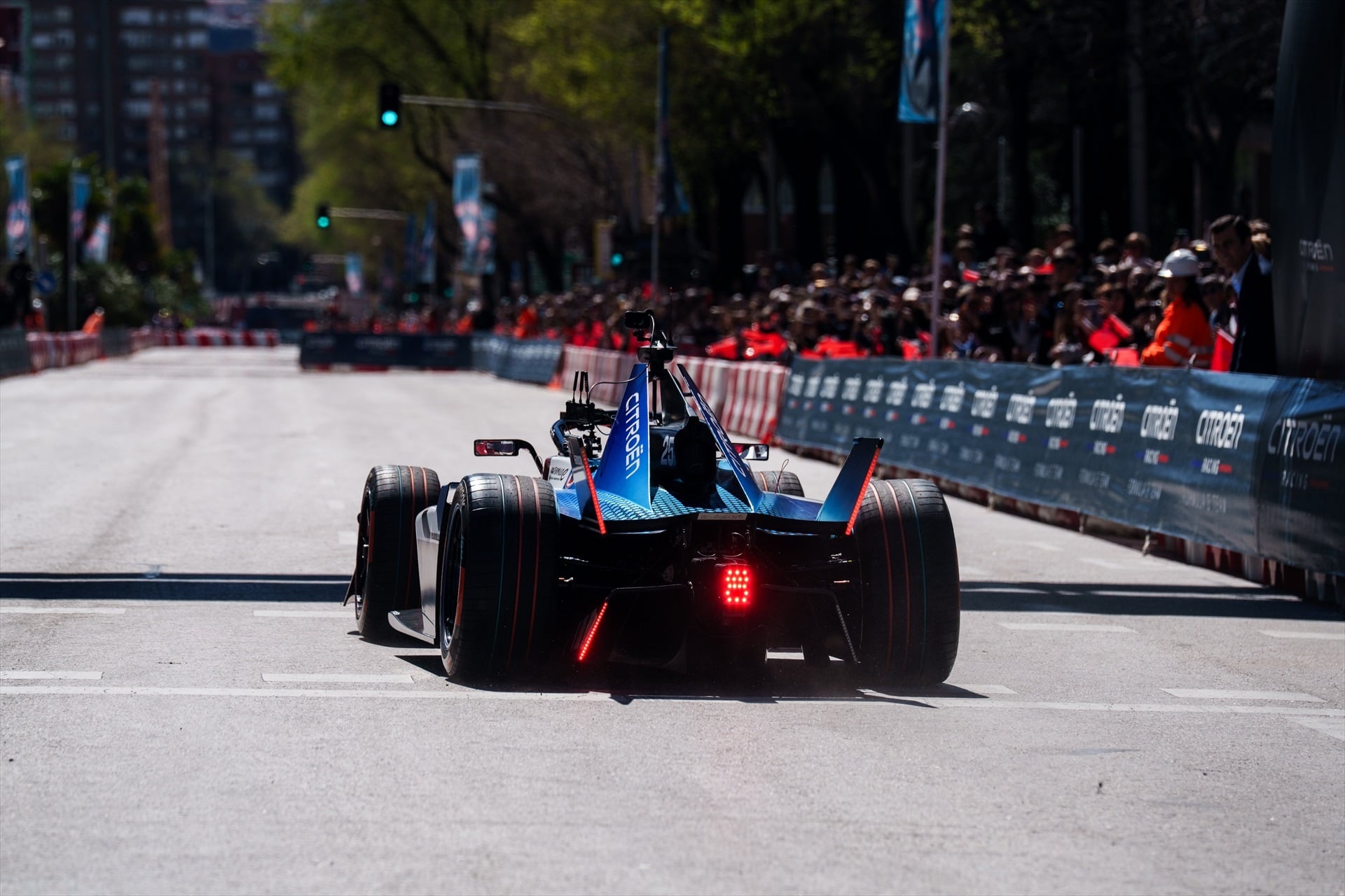 La piloto colombiana Tatiana Calderón conduce el vehículo monoplaza Citroën Gen Evo 3 durante una exhibición de Fórmula E en Madrid. @ Matias Chiofalo / Europa Press