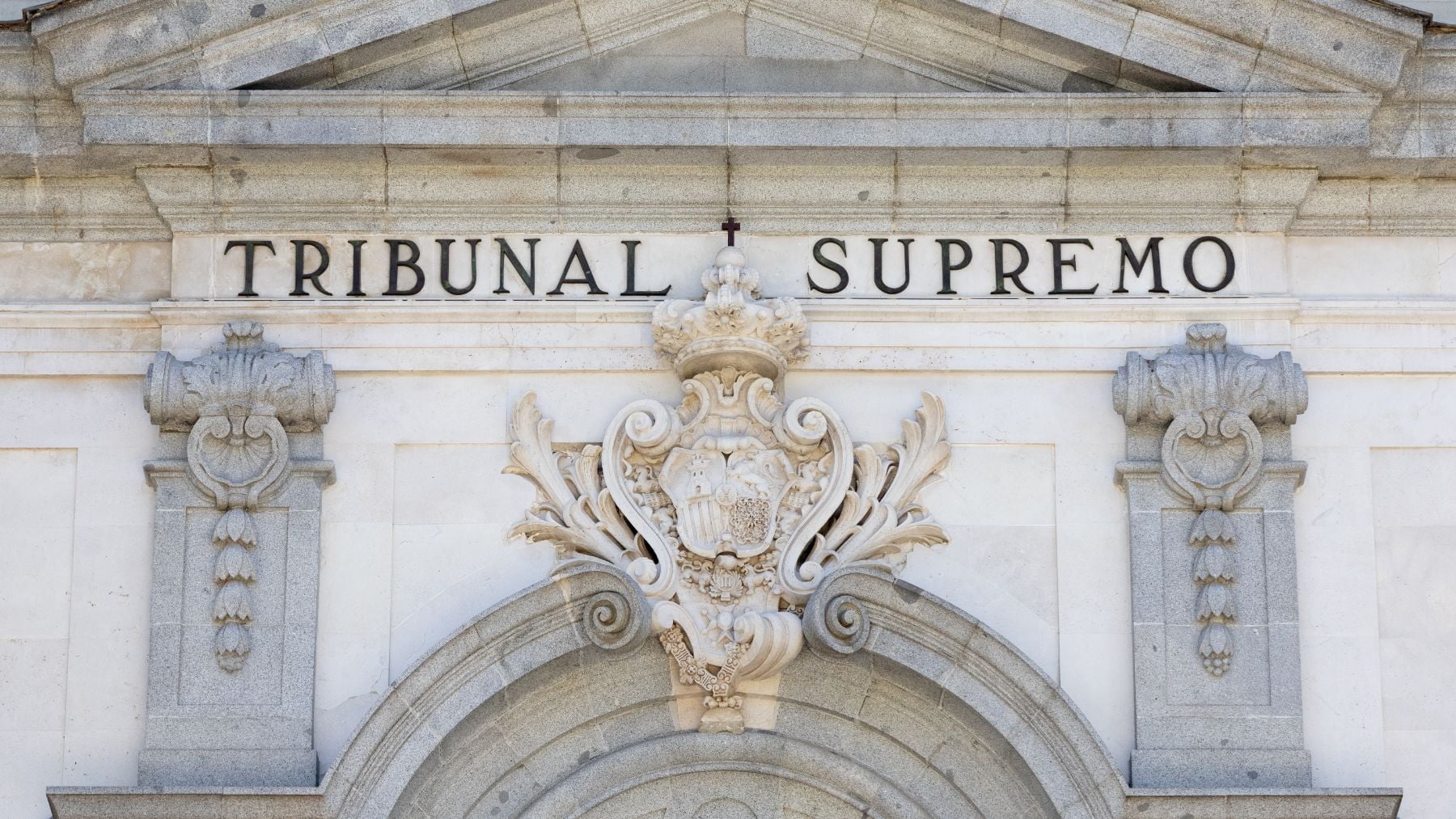 El Supremo rebaja ocho años la condena a tres magrebíes que violaron en grupo a una mujer en una playa de Almería