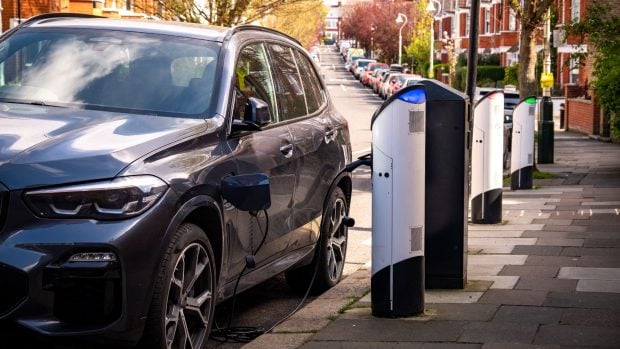 coche eléctrico recarga