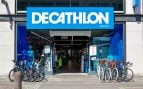 Una tienda Decathlon con varias bicicletas.
