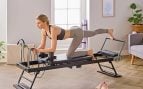 Una mujer hace pilates en su casa.