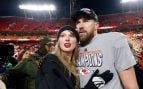 Taylor Swift posando con Travis Kelce