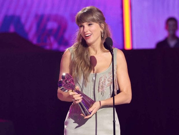 Taylor Swift recibiendo un premio
