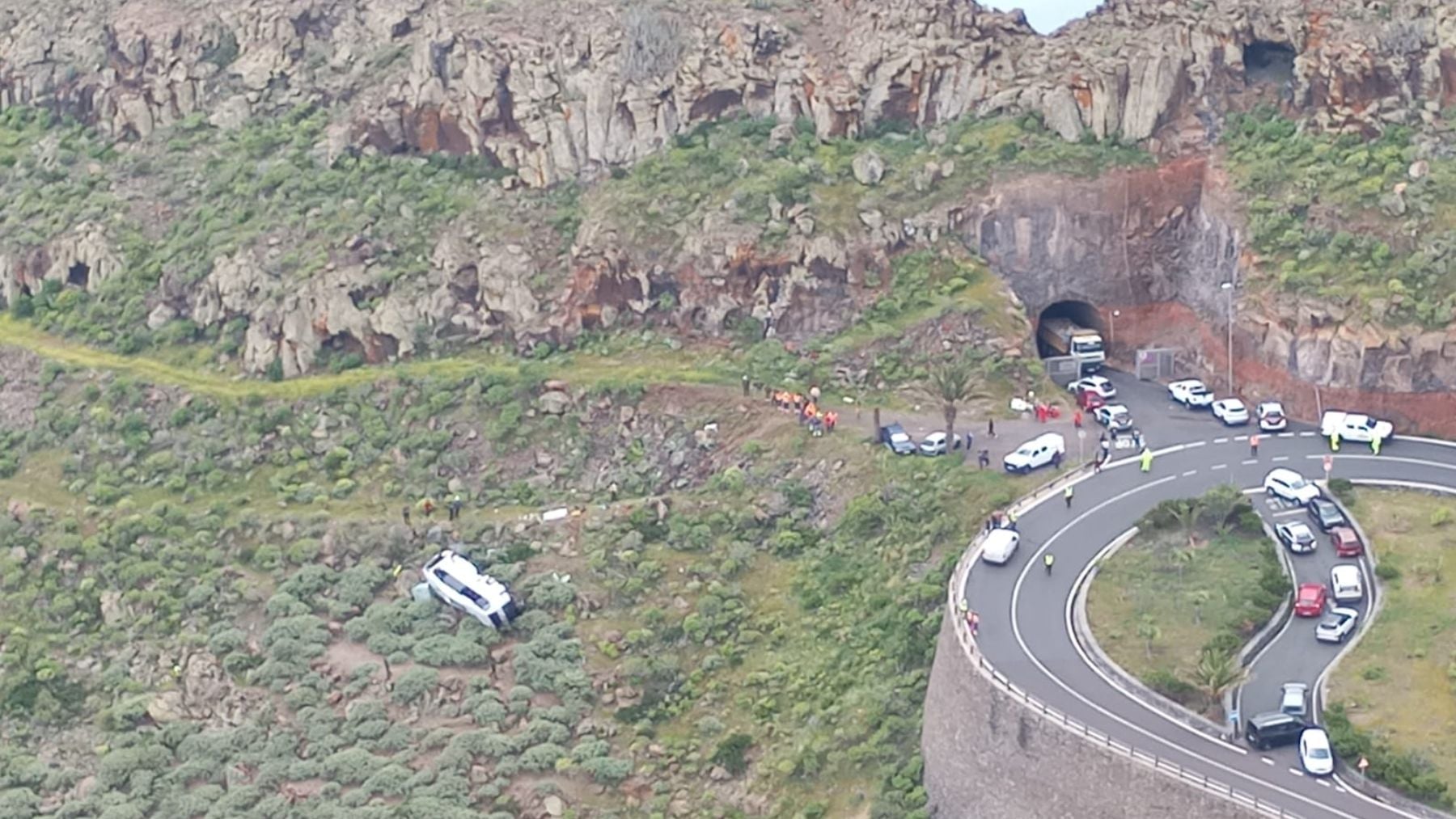 Un muerto y 14 heridos tras un accidente de autobús turístico en La Gomera