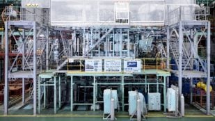 El motor de transporte de hidrógeno '6UEC35LSGH' de Japón. (Fotografía: Kawasaki Heavy Industries, Ltd.)