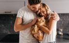 Pareja abrazando a su gato. (Foto: Freepik)
